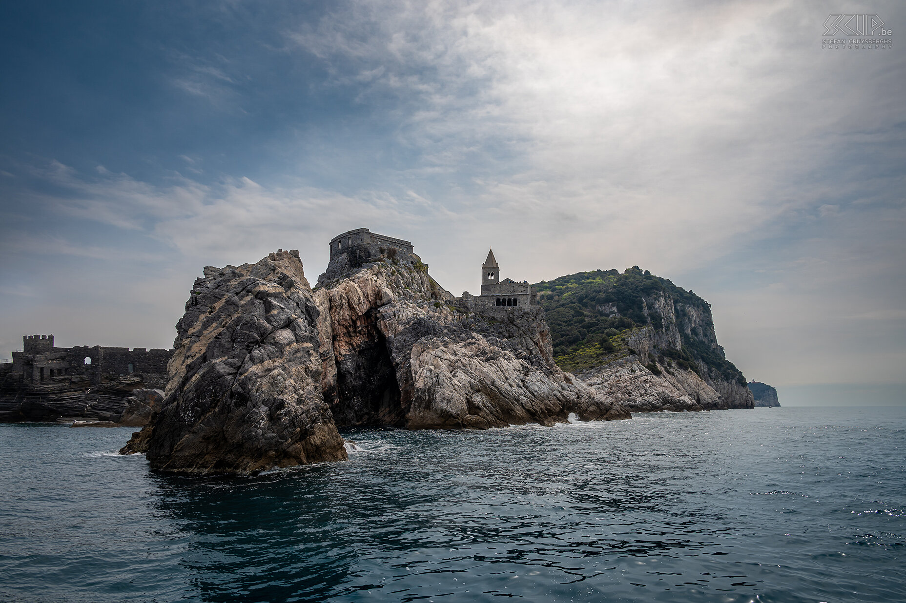 Portovenere - Chiesa di San Pietro Met de boot trokken we vanuit Vernazza naar Portovenere. De indrukwekkende citadel, de kerk op de rots, de smalle straatjes, de gekleurde huisjes en het authentieke haventje maken dit plaatsje tot een van de meest romantische plekken aan de Ligurische kust  en eigenlijk ook tot de verborgen zesde parel van de Cinque Terre. De aankomst met de boot langs de hoge kliffen en Chiesa di San Pietro is heel indrukwekkend. Stefan Cruysberghs